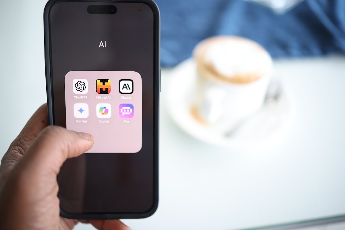Smartphone applications IA ChatGPT Claude Gemini