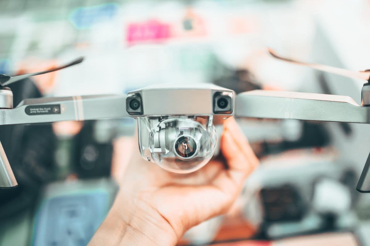 Close-up d'un drone FPV avec camera et helices