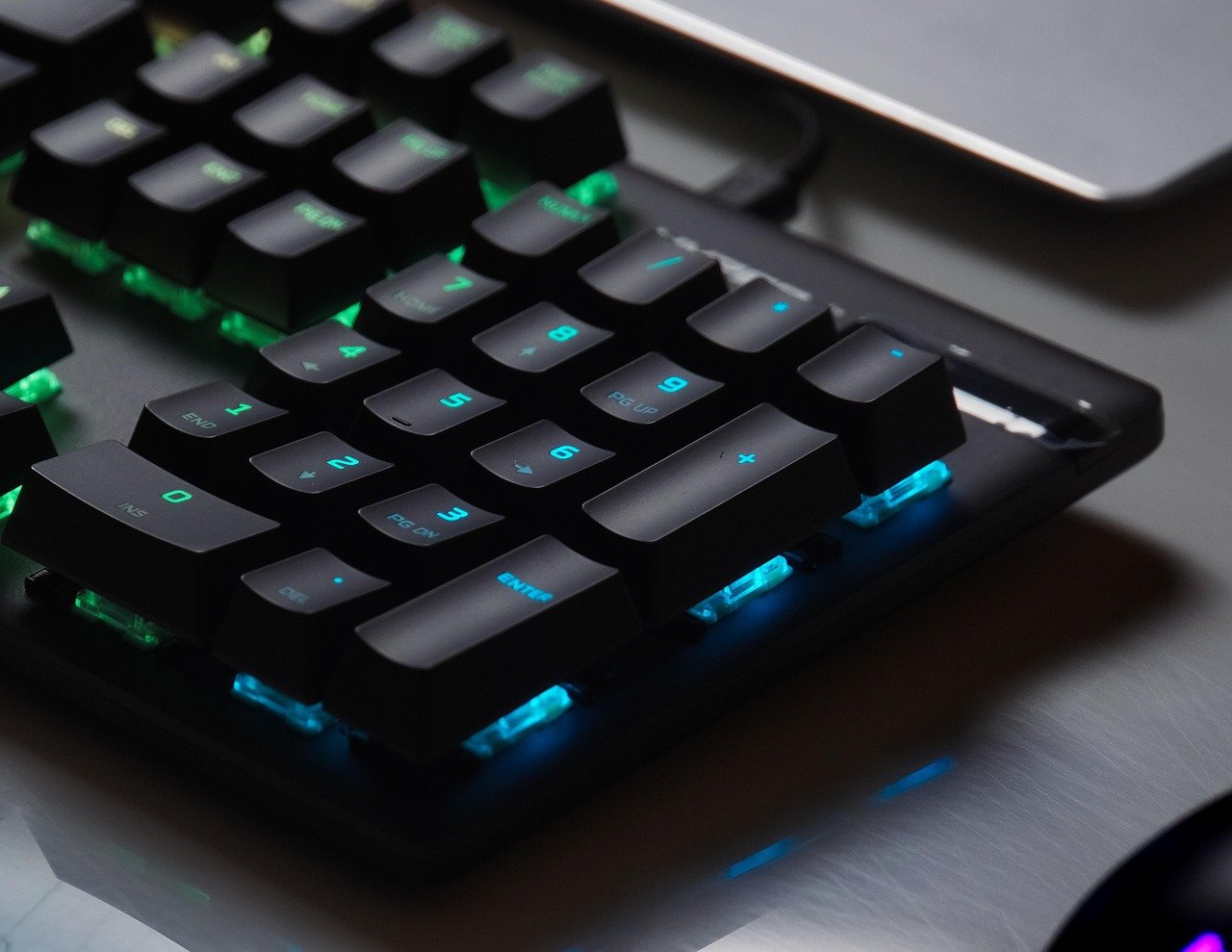 Claviers gaming mécaniques en 2026 : le guide complet des switches et du RGB avancé