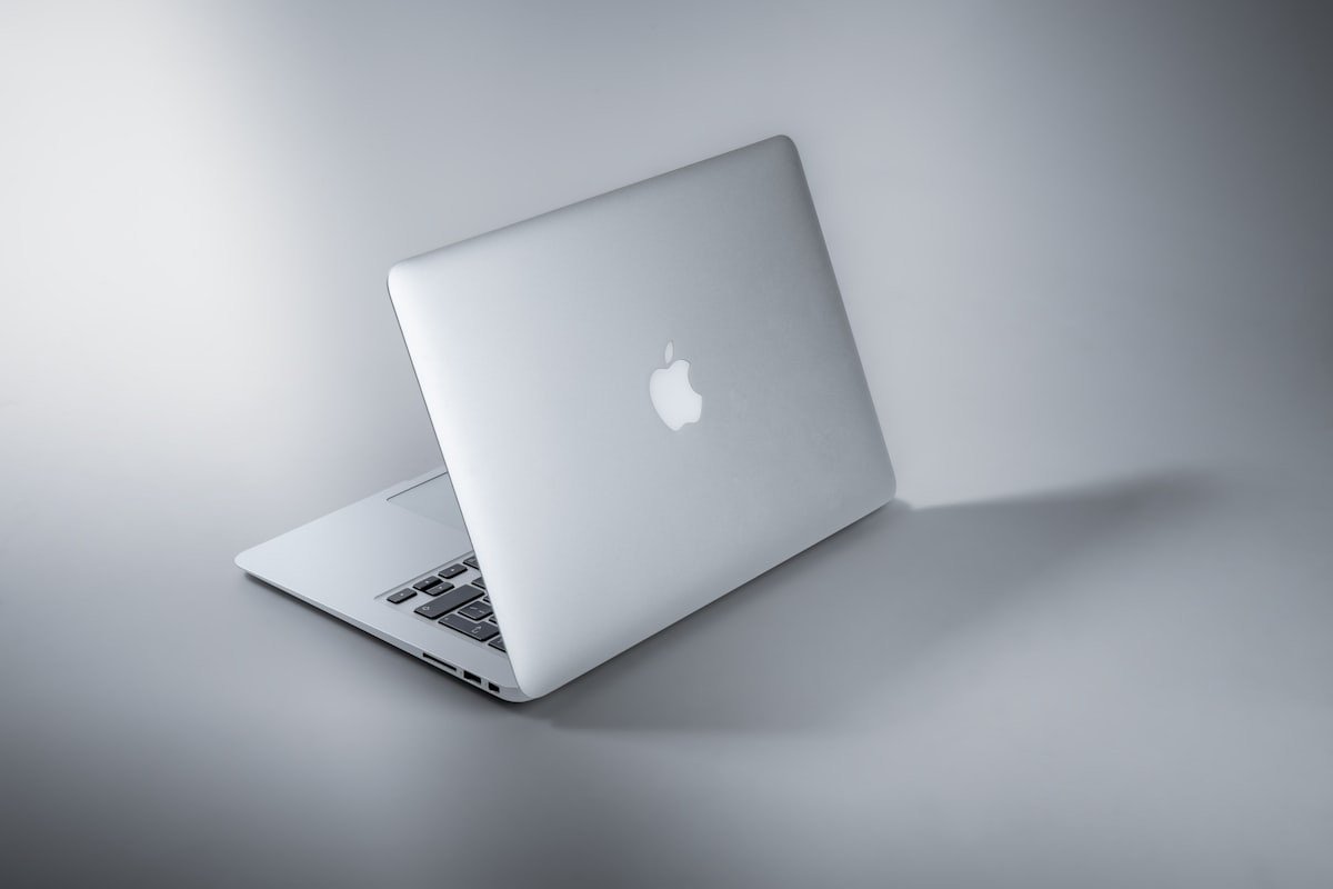 MacBook Air M5 sur un bureau de travail