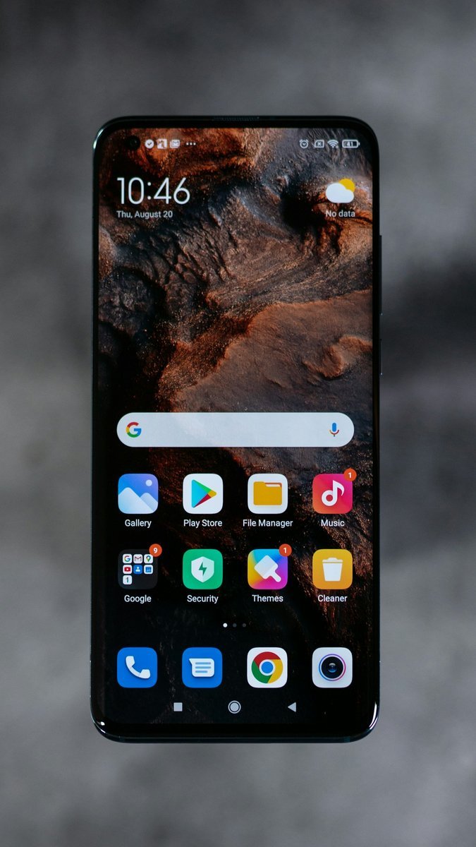 Prise en main du Google Pixel 10a dans la main