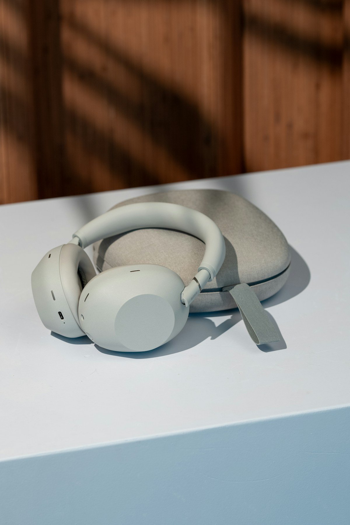 Sony WH-1000XM6 sur une table avec son étui
