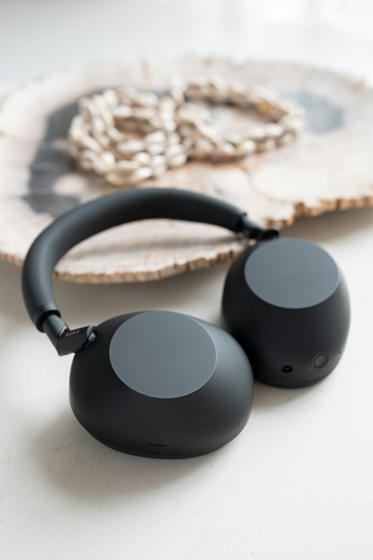 Casque Sony WH-1000XM6 noir sur surface decorative