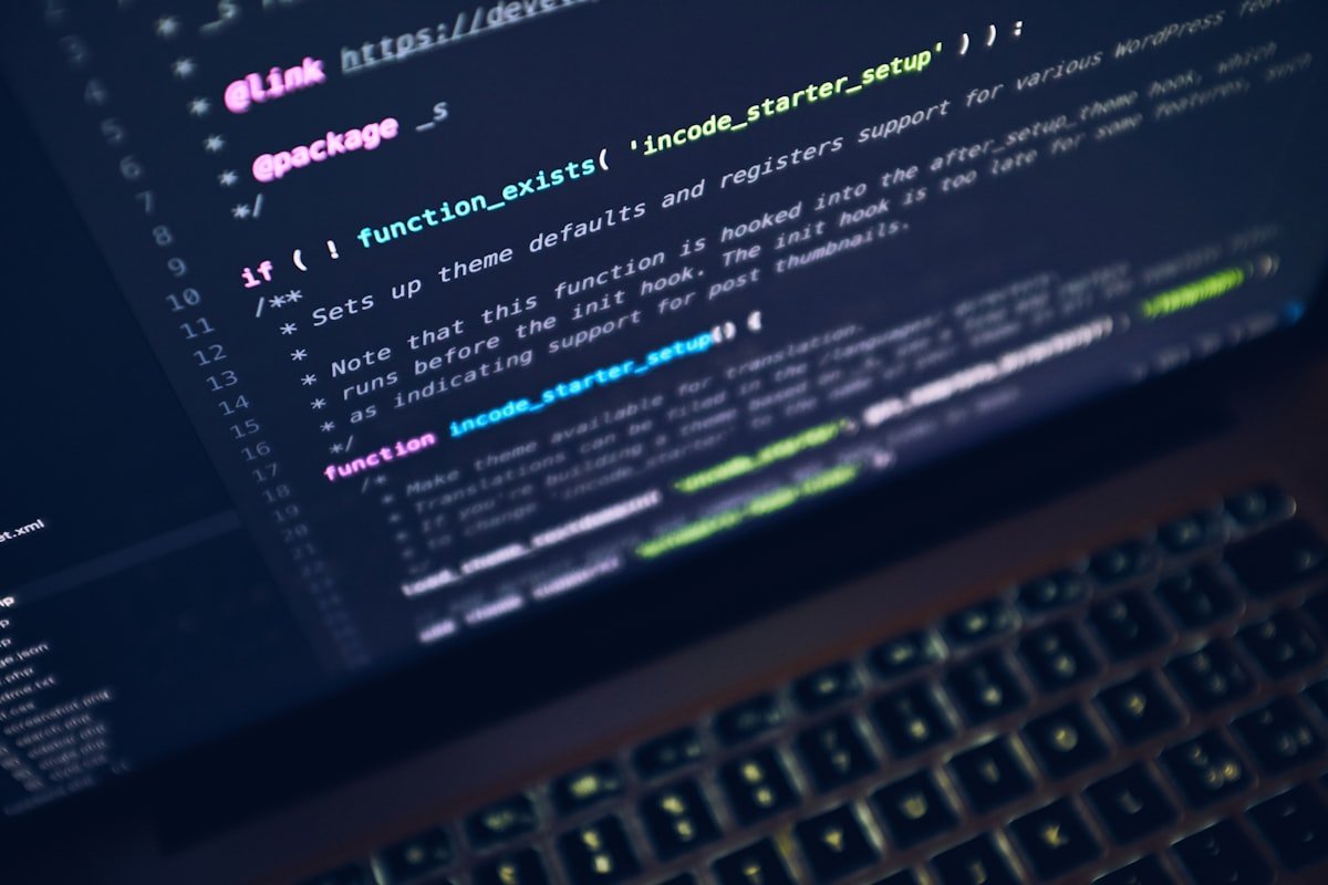 Programmation sur ordinateur portable avec éditeur de code
