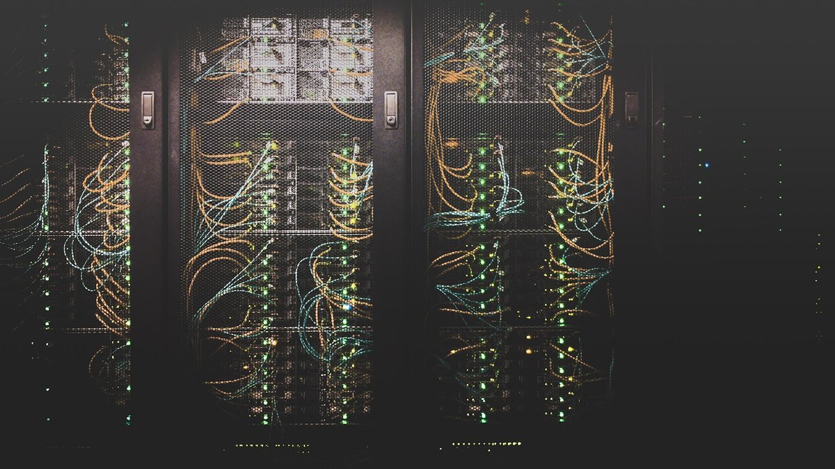 Data center IA agents