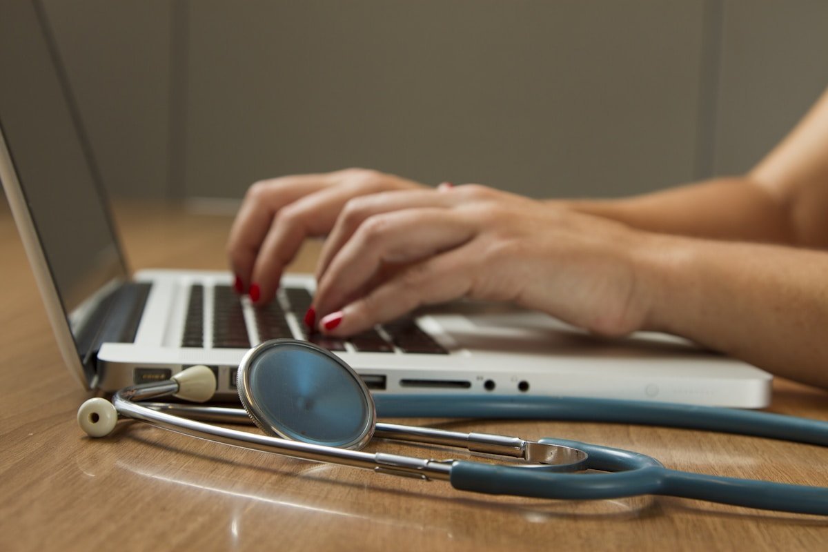 Docteurs examinant une IRM cerveau intelligence artificielle