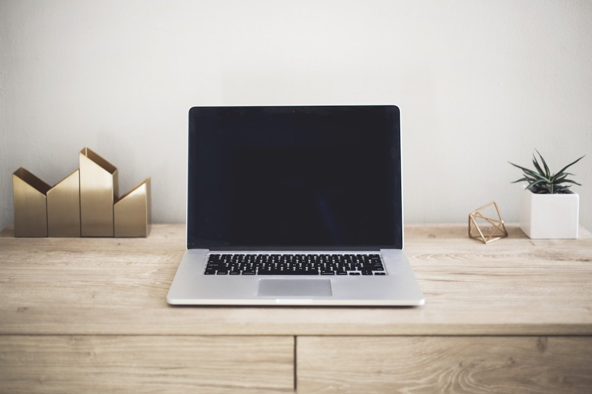 MacBook Air ouvert sur un bureau — illustration de l'ordinateur portable pour IA