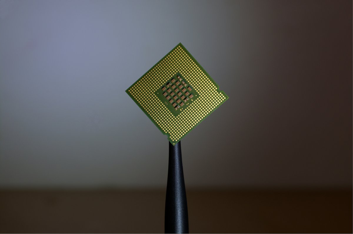 Carte mère avec circuits intégrés et composants — architecture des processeurs Ryzen AI