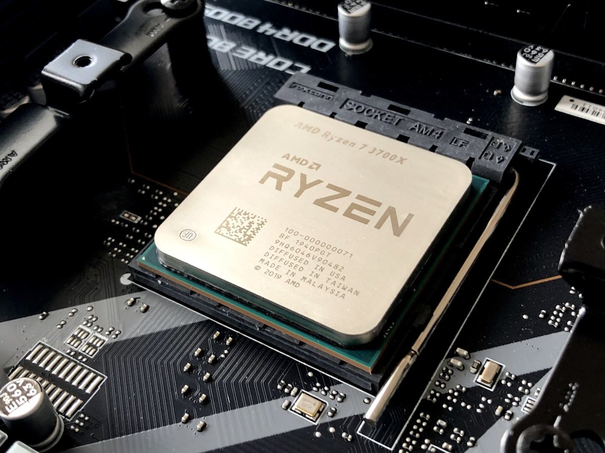 Processeur AMD Ryzen sur carte mère AM4 — illustration d'un CPU moderne