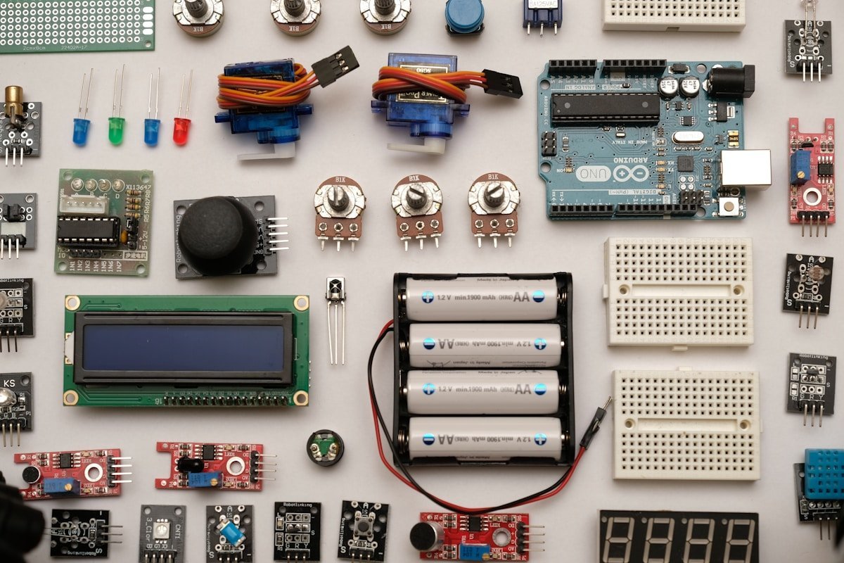 Carte Arduino et composants électroniques — illustration de l'informatique embarquée