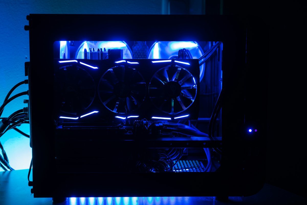 Configuration gaming avec PC RGB et peripheriques éclairés