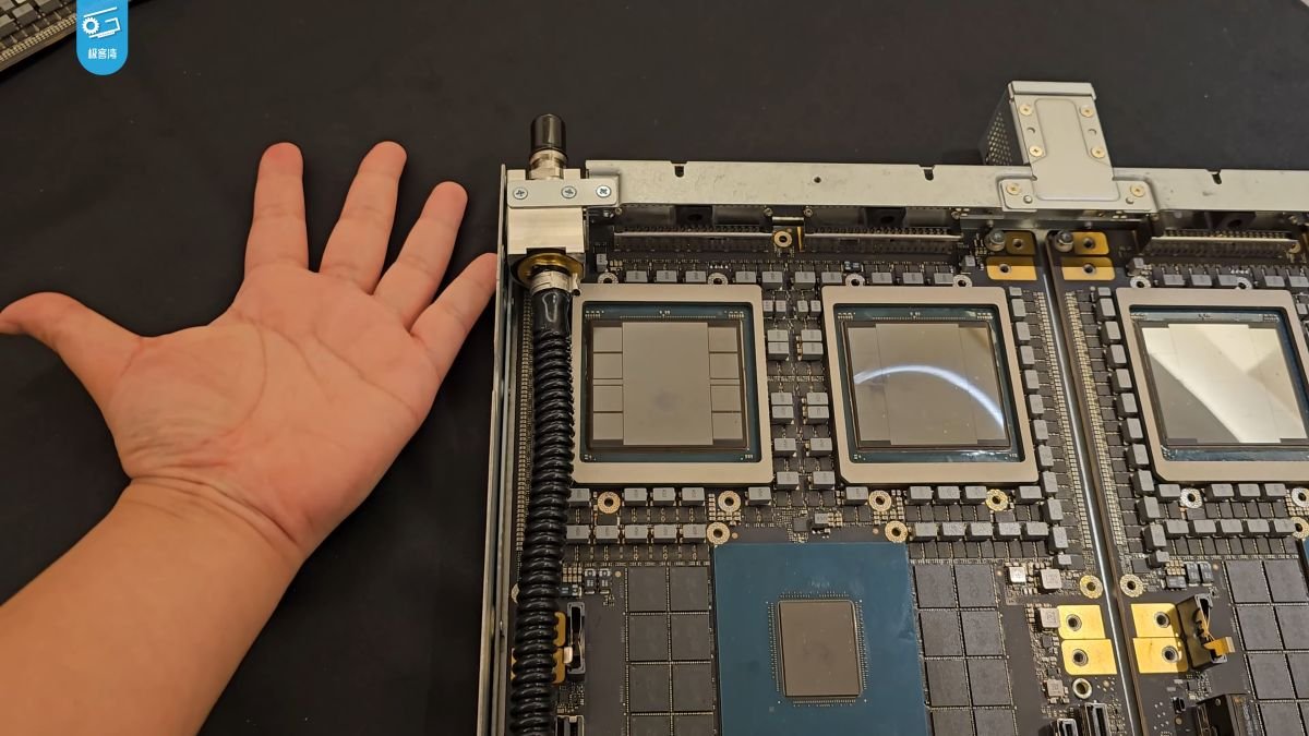 Serveur NVIDIA GB200 NVL72 dans un centre de données IA