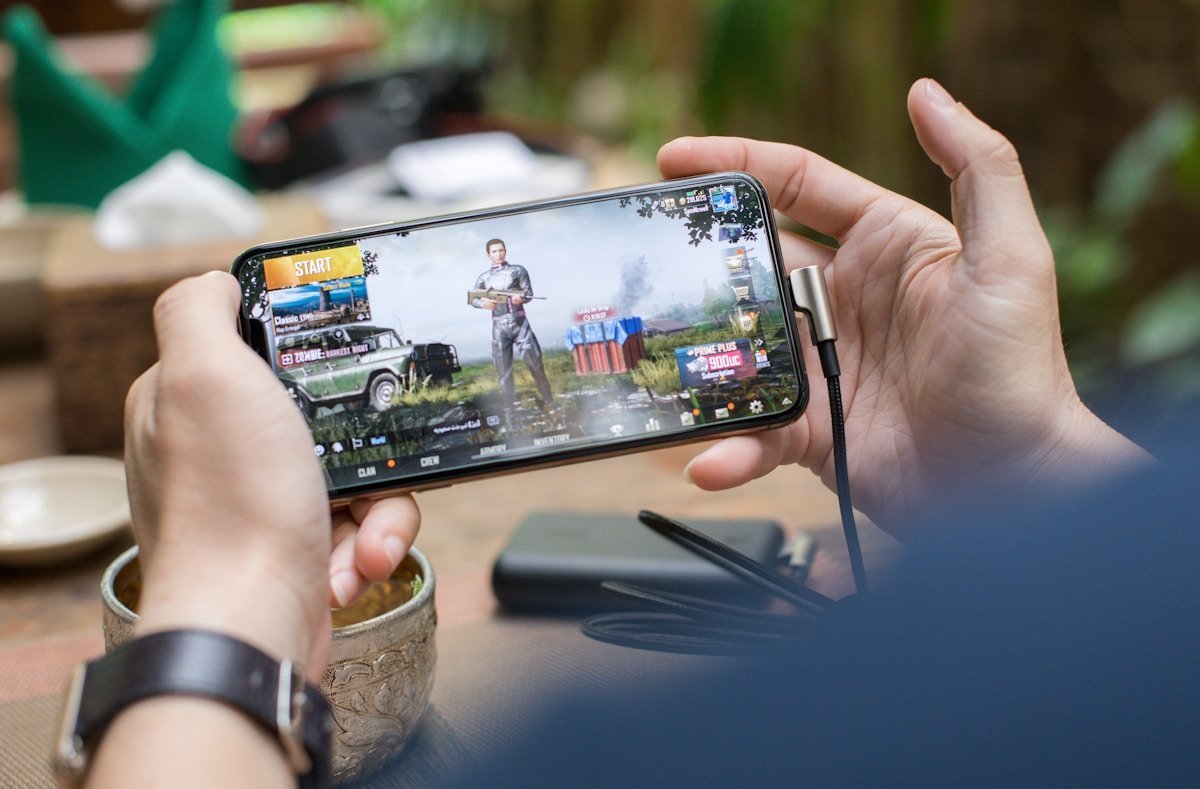 Personne jouant à PUBG Mobile sur smartphone