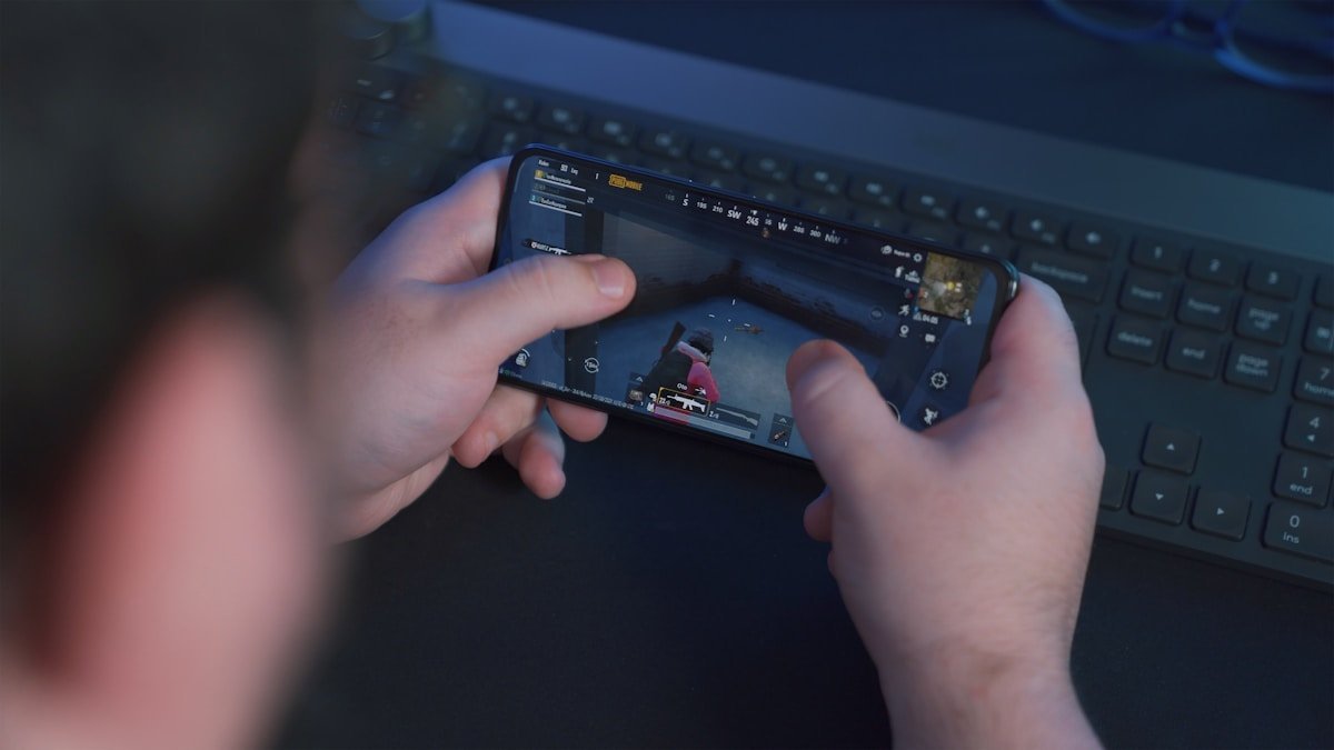 Personne tenant un smartphone Samsung