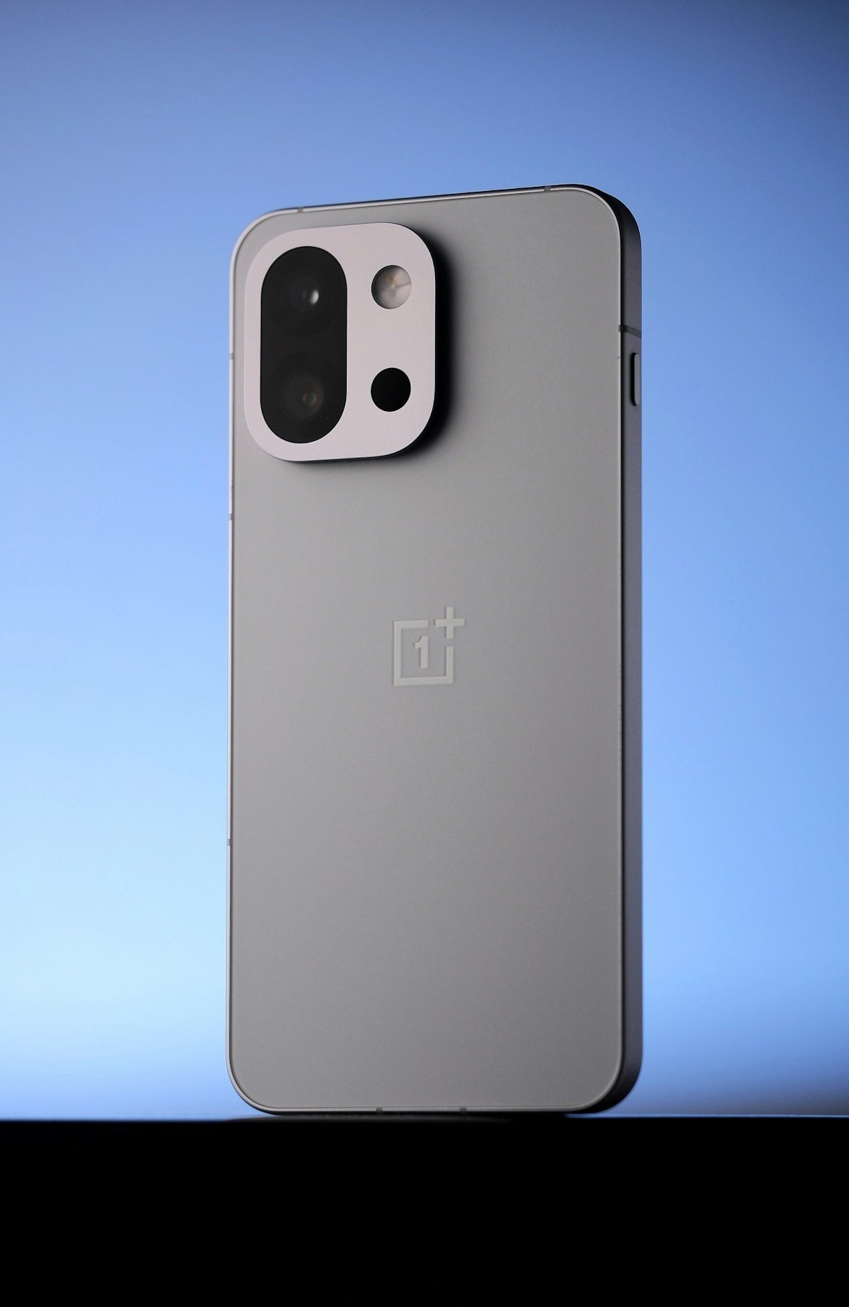 Smartphone OnePlus gris avec caméra