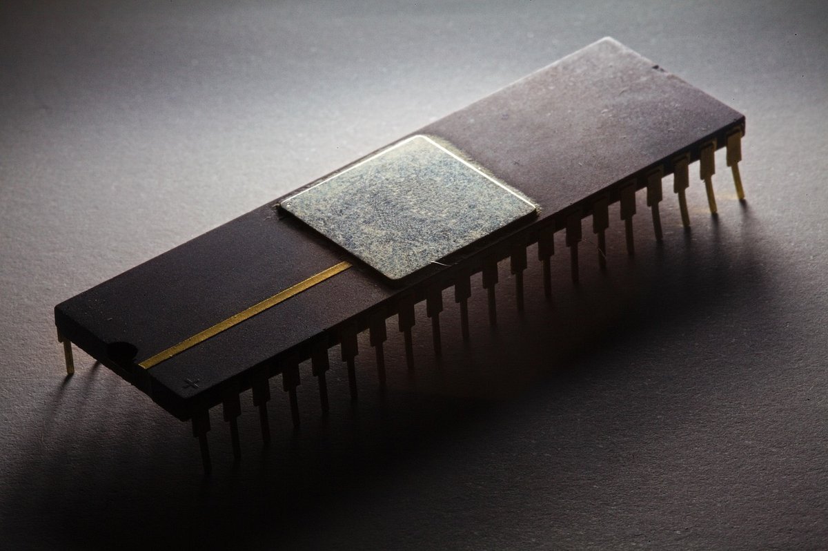 Processeur quantique IBM avec ses câbles de connexion cryogéniques