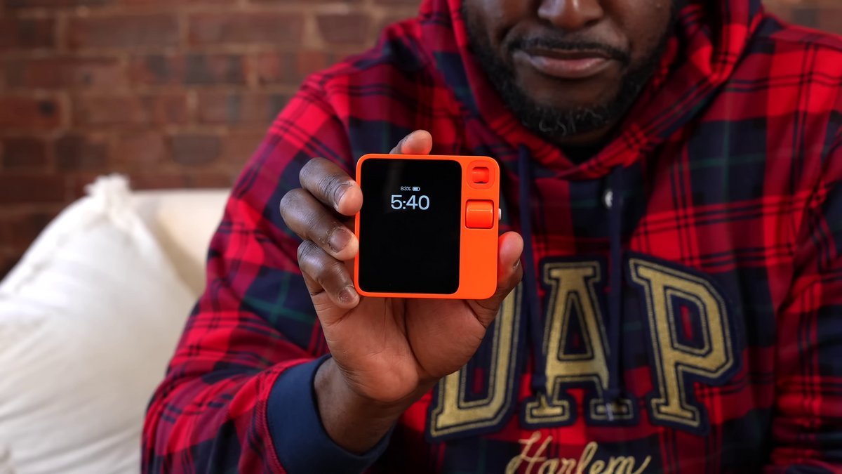 Rabbit R1 en main — écran tactile