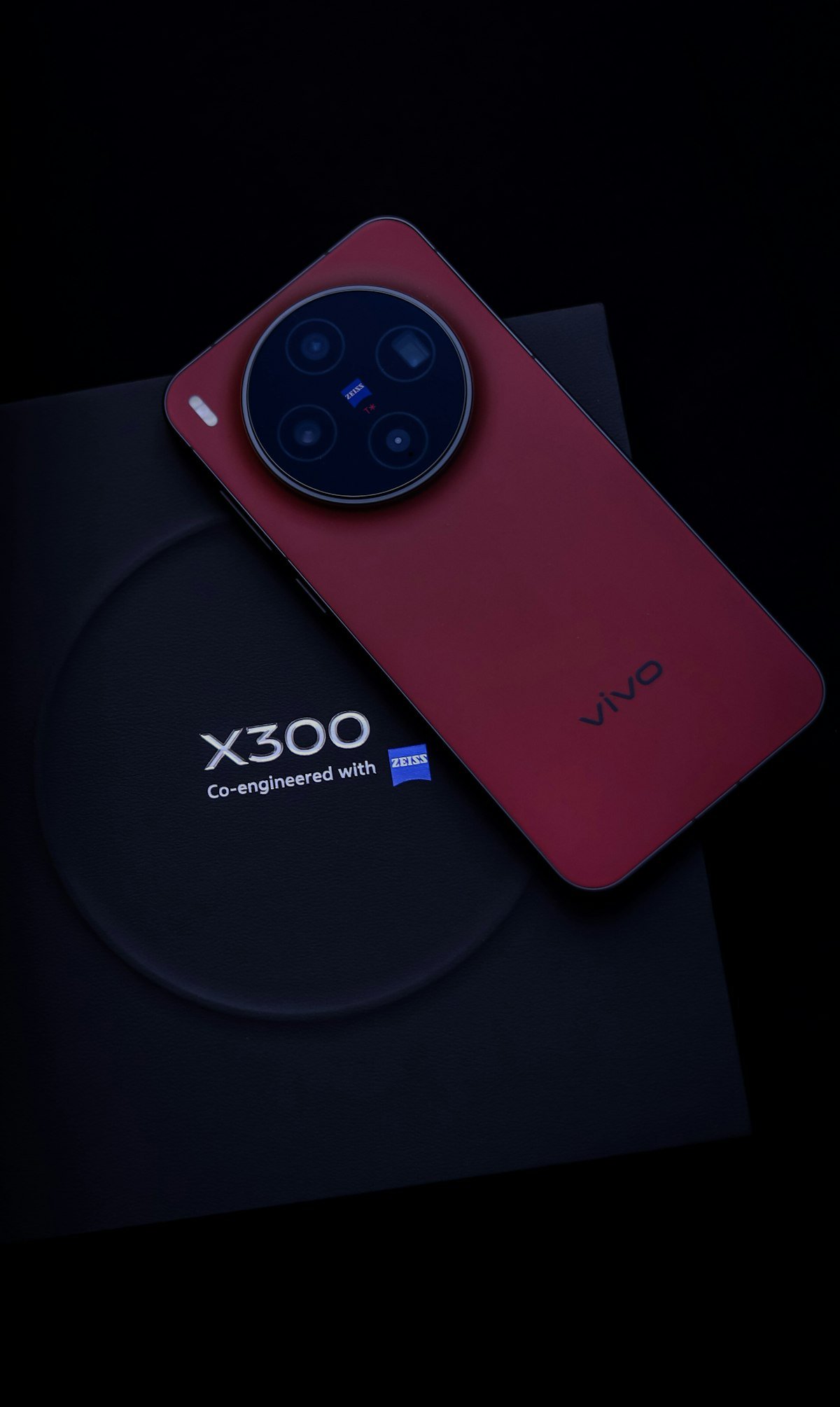 Vivo V70 FE rouge sur fond sombre