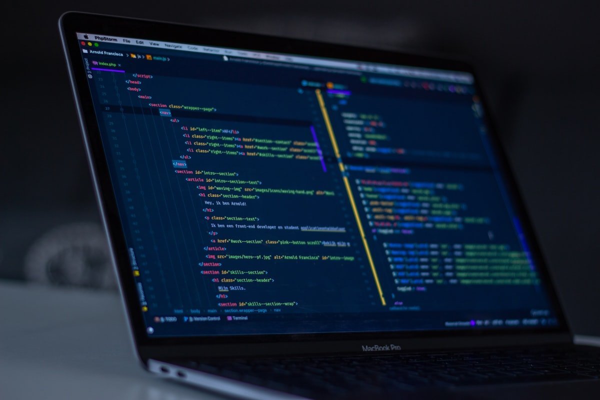 MacBook Pro affichant du code de programmation sur son écran