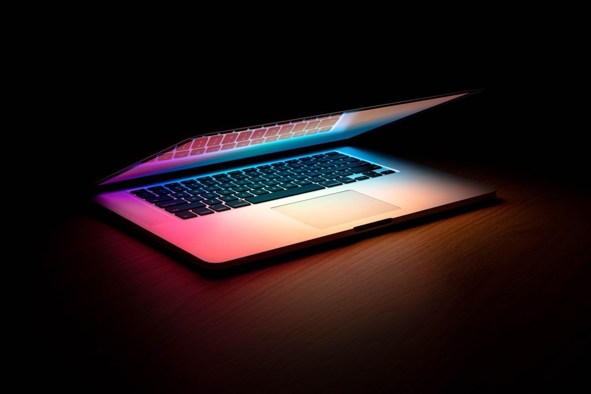 Développeur utilisant un laptop pour créer des applications d intelligence artificielle