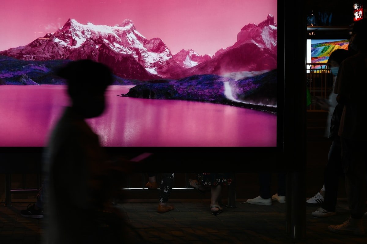 Grand écran digital dans un data center avec contenu coloré