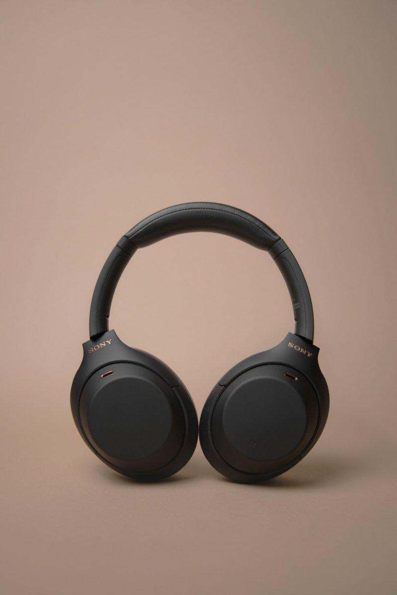 Femme portant un casque VR en réalité mixte