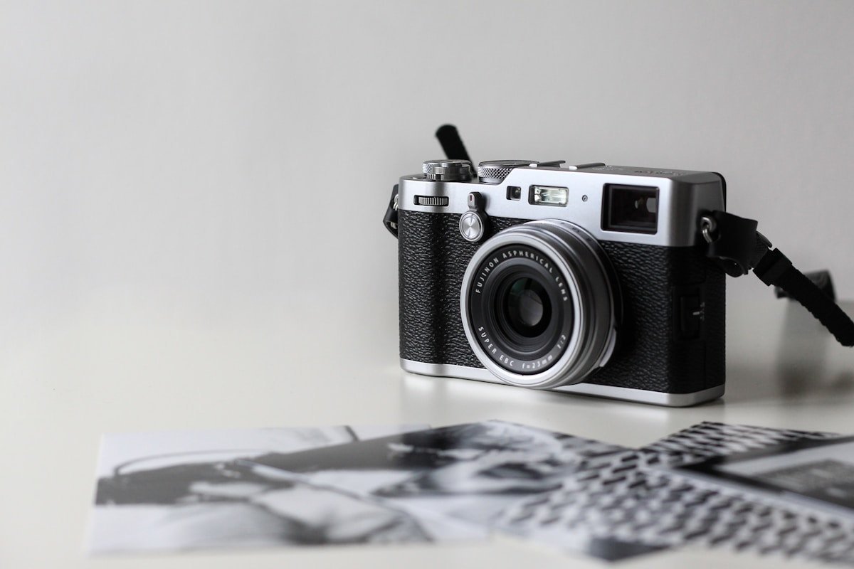 Interface de retouche photo sur smartphone professionnel