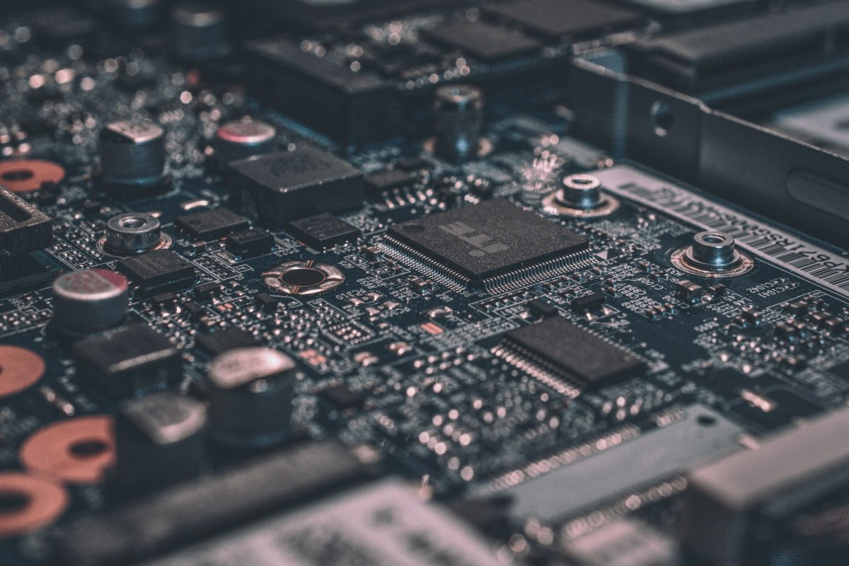 Close-up carte mère PCB représentant le hardware technologique