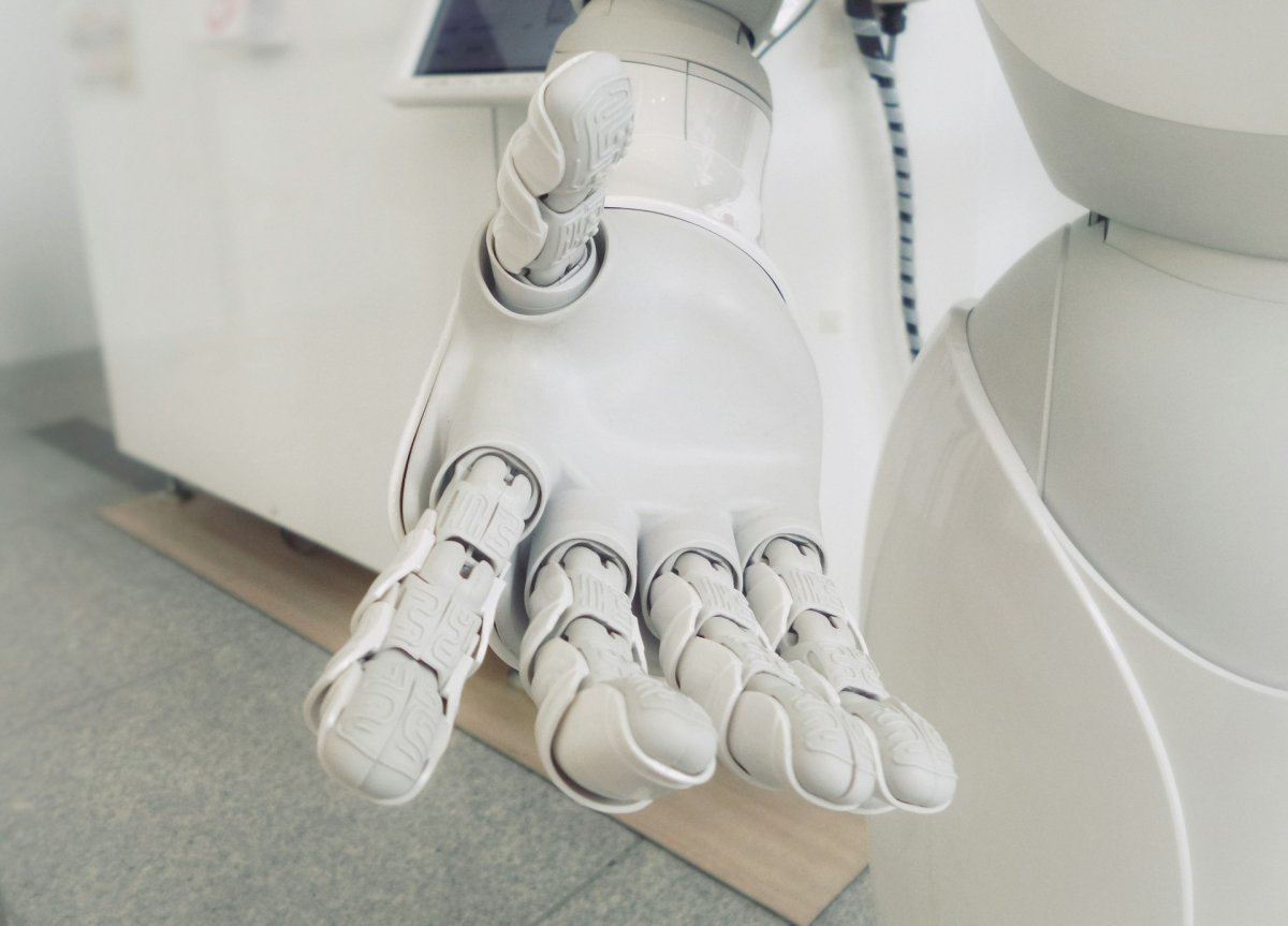 Main robot humanoïde blanche représentant lautomatisation et la robotique
