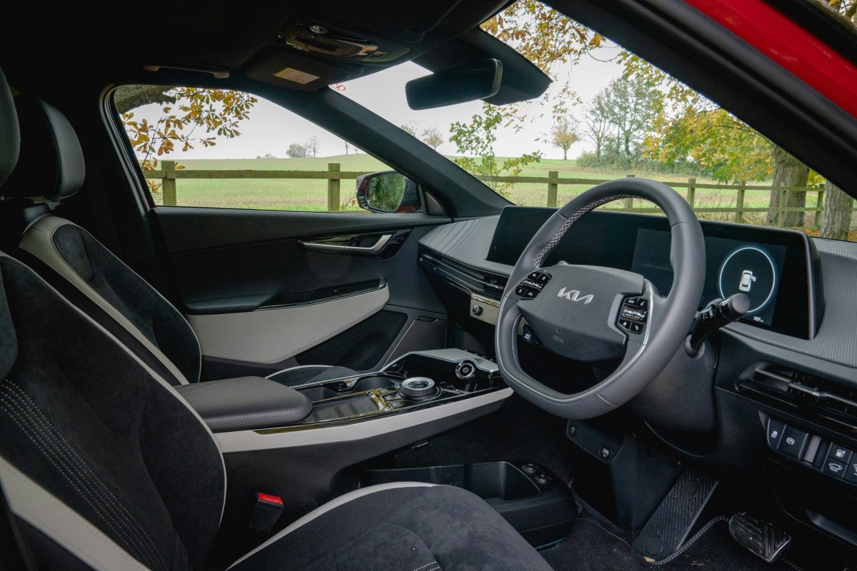 Intérieur moderne d'un véhicule électrique avec tableau de bord digital et écrans connectés