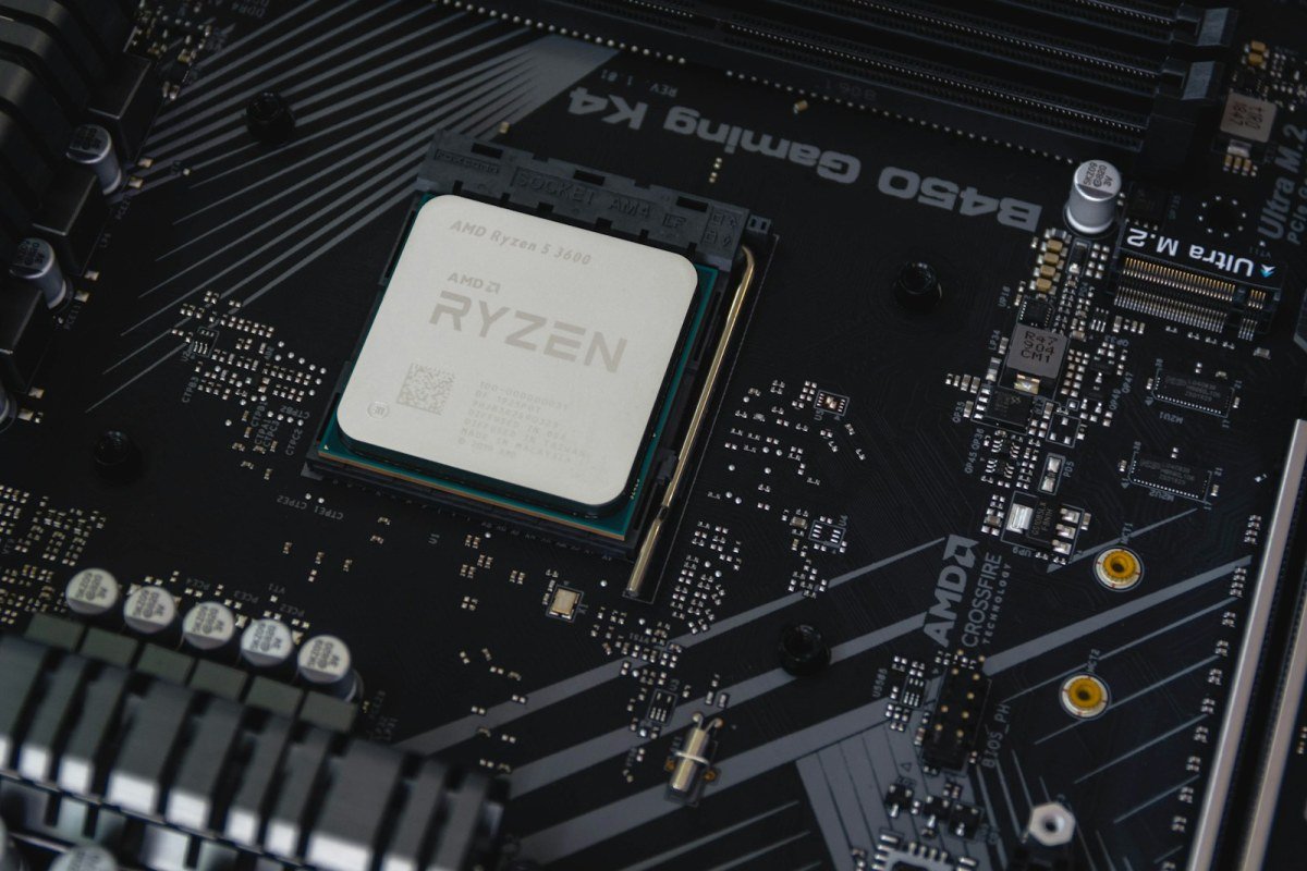 Processeur AMD Ryzen sur carte mère : technologie classique comparee au quantique