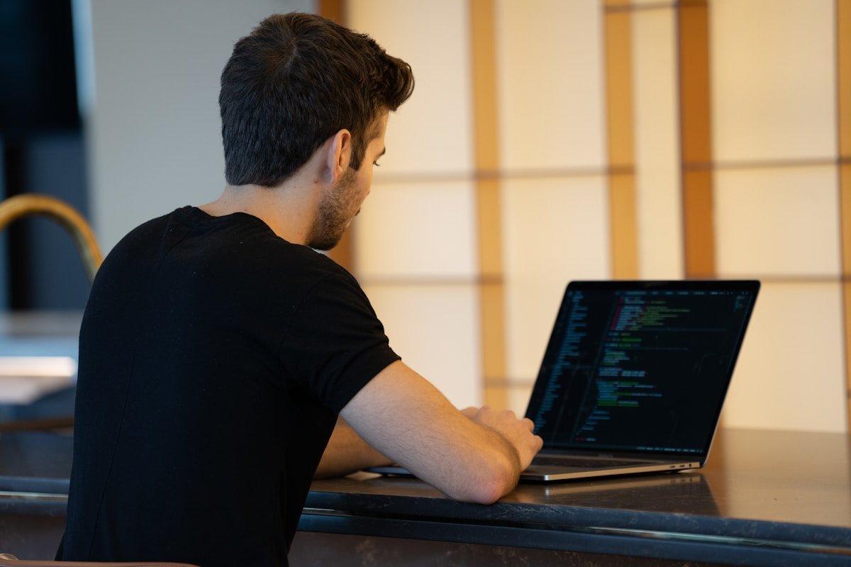 Travail sur laptop et PC gaming