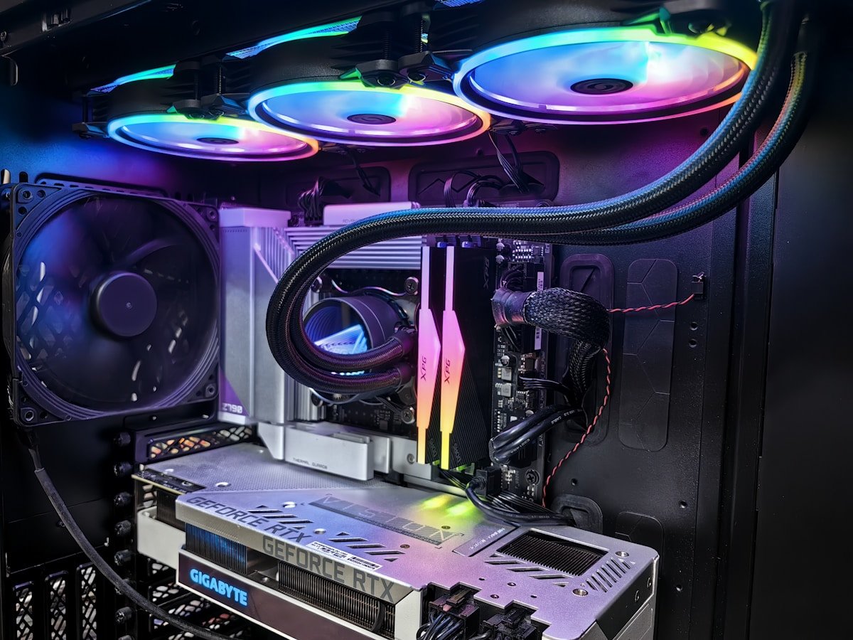 Composants informatiques avec éclairage RGB coloré