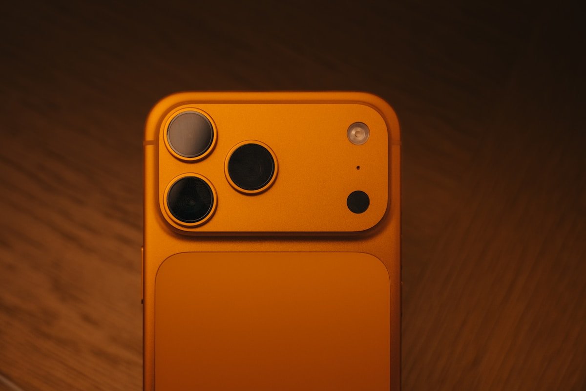 Module de caméra smartphone orange avec objectif telephoto