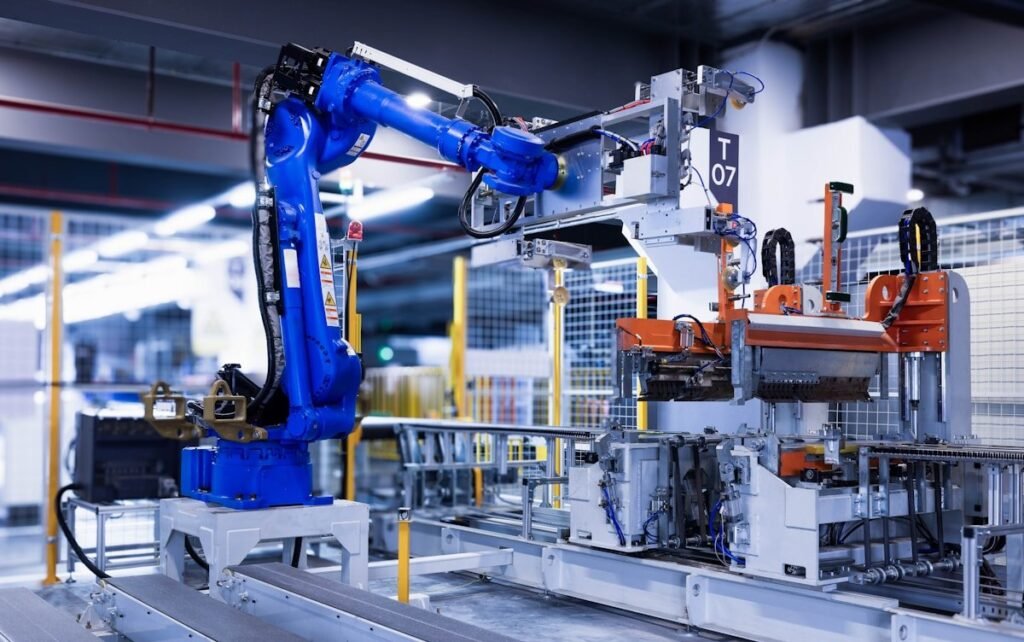 Machines orange dans uneUsine automatisee