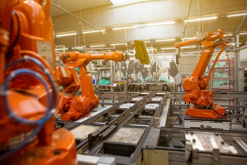 Bras robotises en ligne de production industrielle