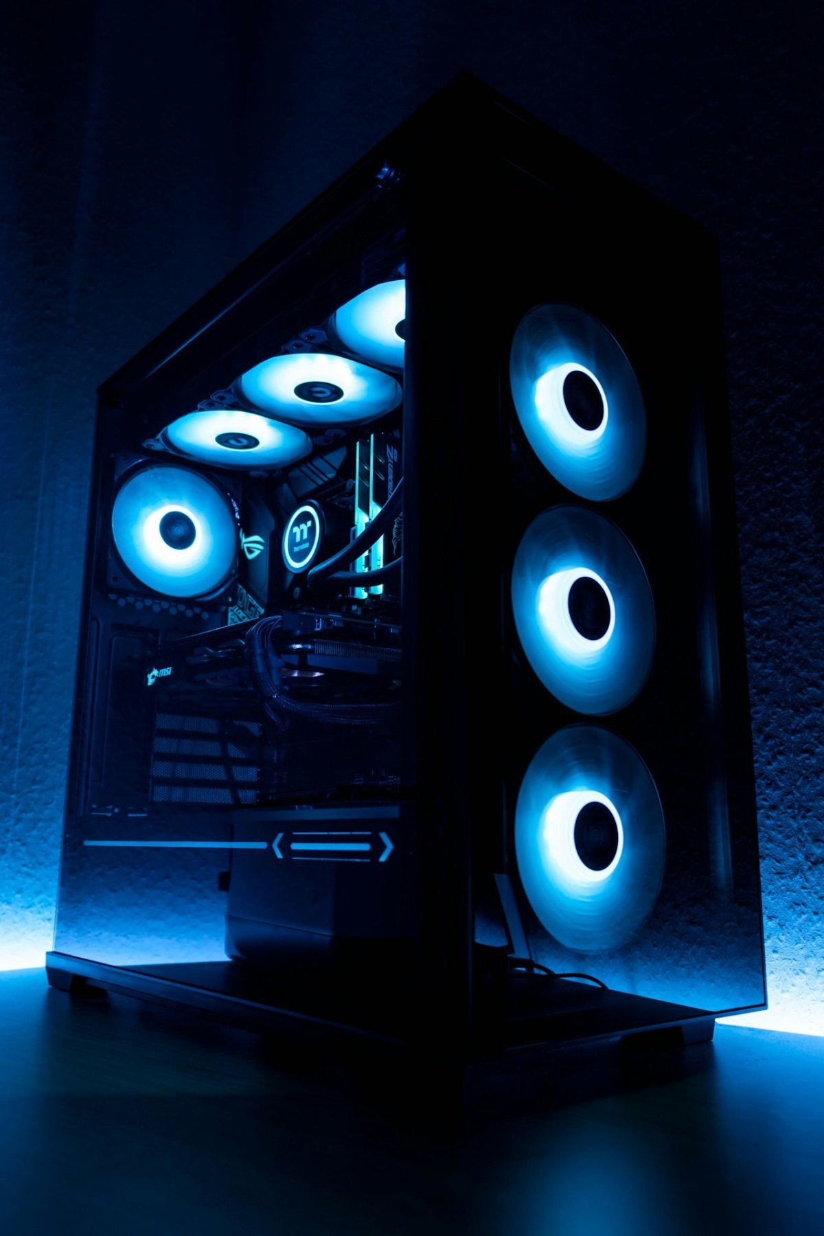 Configuration gaming avec watercooling RGB et carte graphique NVIDIA RTX dans un boîtier avec panneau latéral en verre