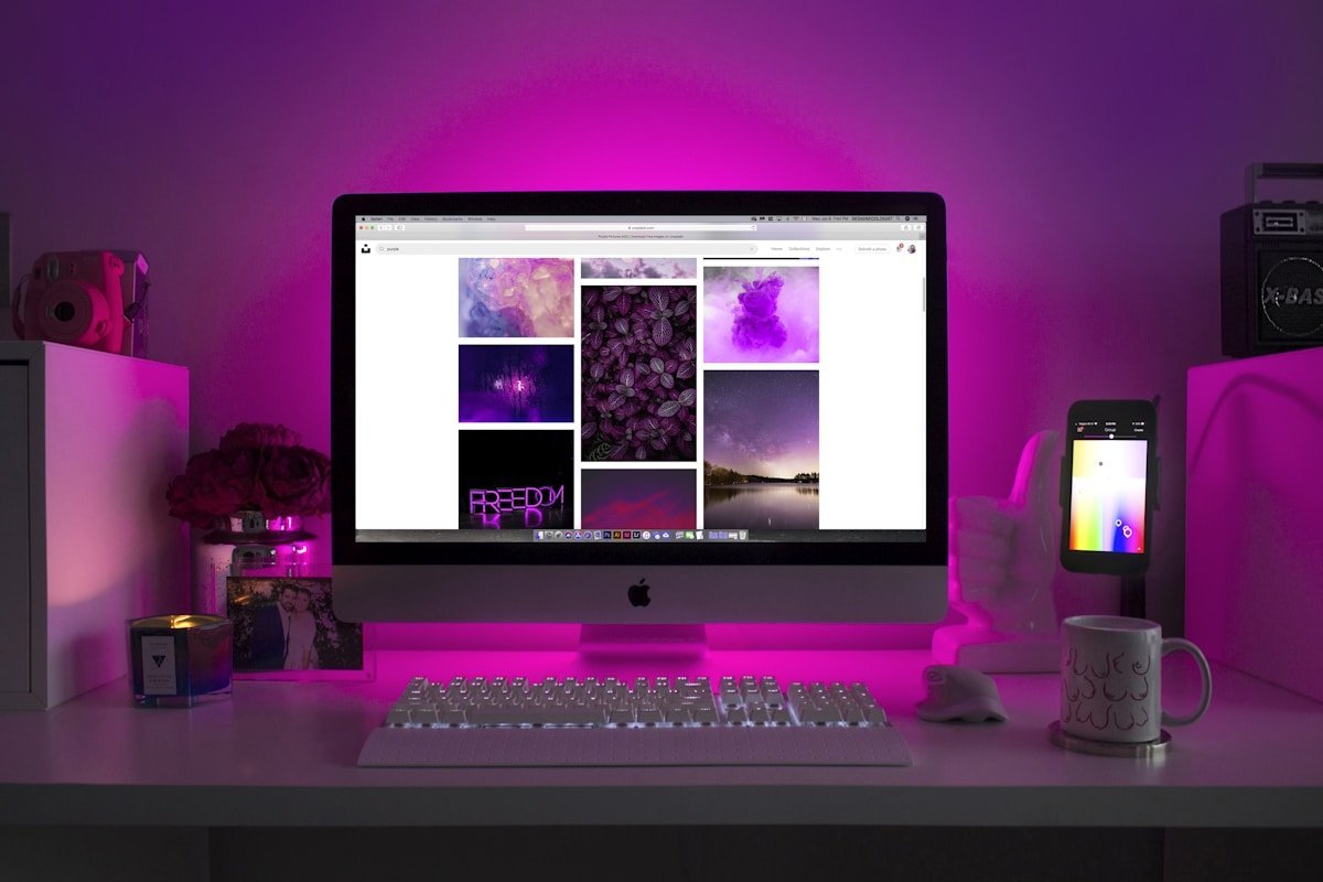 Moniteur gaming OLED configuration bureau sombre