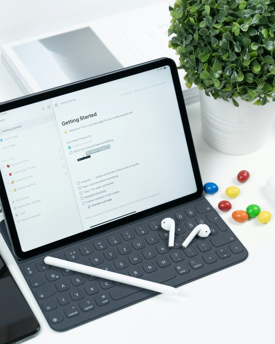 IPad avec clavier et écouteurs sur un bureau
